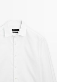 Weißes Hemd mit klassischem Kragen, aus glattem Stoff und mit transparenten Knöpfen. Das Etikett trägt den Schriftzug "Massimo Dutti."