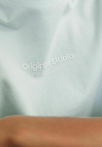 Jack & Jones Junior JORVESTERBRO SS CREW NECK NOOS - Marškinėliai su spaudiniu - skylight