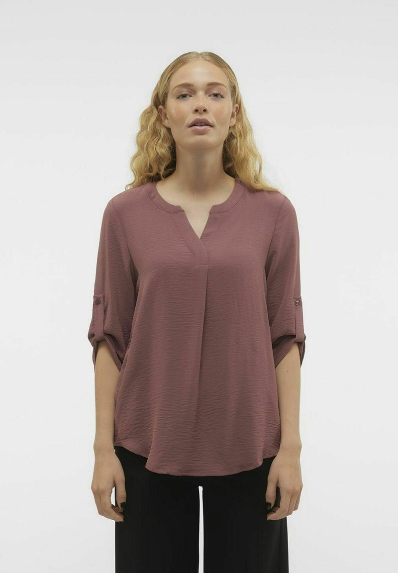 Top a maniche lunghe color prugna con scollo a V e maniche arrotolate, dotato di un tessuto testurizzato e un taglio comodo.