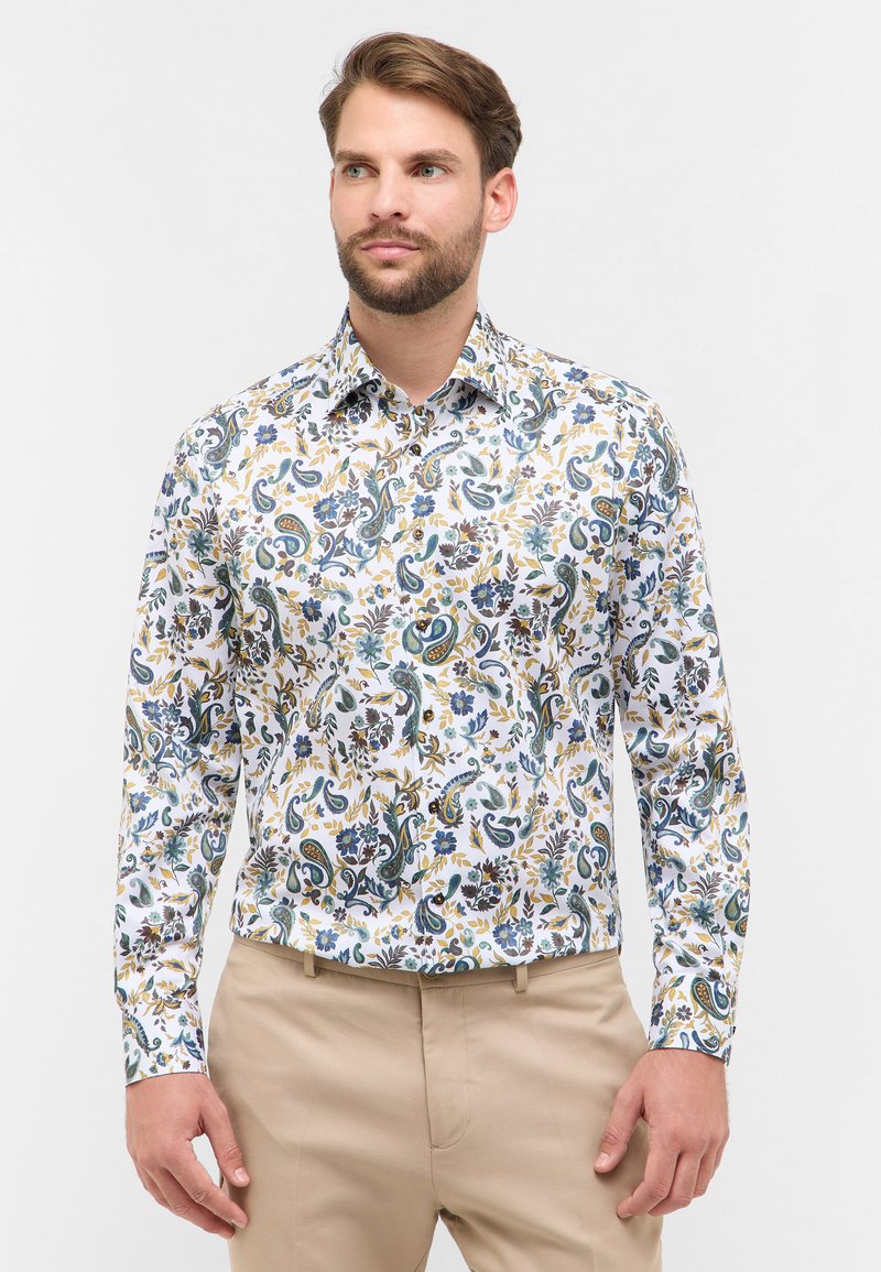 Wit overhemd met lange mouwen, versierd met een kleurrijk paisley- en bloemenpatroon met groene, blauwe, bruine en gele accenten. Klassiek kraagontwerp.