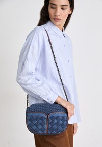 sessùn DIVINE BRAIDED - Borsa a tracolla - denim blue