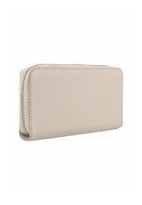 Beżowy skórzany portfel o gładkiej teksturze, prostokątnym kształcie i srebrnym zamku błyskawicznym wzdłuż górnej krawędzi. Prosty, czysty design bez dodatkowych detali.