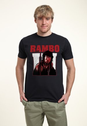 Schwarzes Baumwoll-T-Shirt mit einem Grafikdruck von "Rambo III" mit roter Schrift und einer Illustration eines Charakters auf einem dunklen Hintergrund.