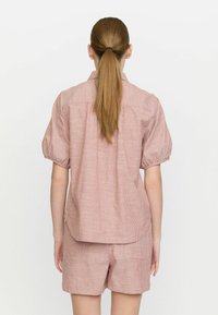 Kurzarmpullover und Shorts-Set im hellroten und weißen Karomuster, aus weichem Stoff mit lockerer Passform und gerafften Ärmeln.