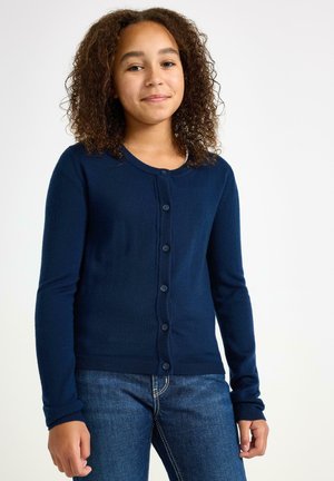 Námořnický modrý cardigan s kulatým výstřihem, dlouhými rukávy a sedmi knoflíky vpředu. Pletená textura s žebrovanými manžetami a lemem.