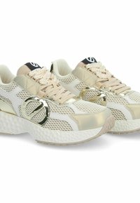 Lichte sportieve schoenen met een bovenwerk van mesh in wit en beige, met gouden accenten, een gestructureerde zool en een vetersluiting.