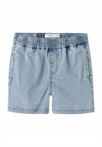 Shorts en denim bleu clair avec une taille élastique, deux poches latérales et un ourlet à double couture. Texture douce et coupe décontractée.