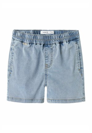 Shorts en denim bleu clair avec une taille élastique, deux poches latérales et un ourlet à double couture. Texture douce et coupe décontractée.