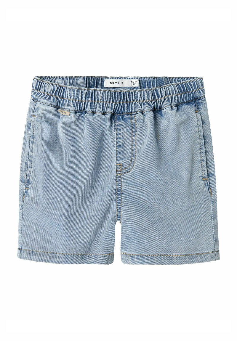 Shorts en denim bleu clair avec une taille élastique, deux poches latérales et un ourlet à double couture. Texture douce et coupe décontractée.