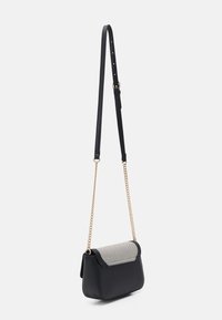 Borsa a tracolla nera con una tracolla in catena dorata, dotata di un flap grigio testurizzato. Realizzata in materiale sintetico, presenta una finitura liscia e una forma arrotondata.