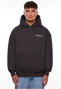 Dunkelgrauer Hoodie aus einem Baumwoll-Mix. Mit einer Vordertasche, gerippten Bündchen und Saum. Kleines weißes Logo im linken Brustbereich.