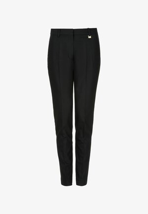 Czarne dopasowane spodnie o wąskim kroju, z gładkim przodem, pętelkami na pasek i subtelnym logo na pasku. Gładka tekstura materiału.