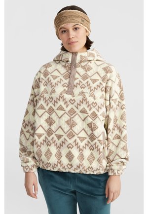 Pull en polaire avec un motif géométrique marron et crème. Comprend une demi-fermeture éclair, une poche avant et des poignets élastiques. Texture douce.