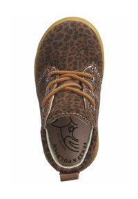 Zapato de cuero marrón con un estampado de leopardo, punta redonda, cordones marrones y suela de goma beige; presenta un logo en el interior del zapato.