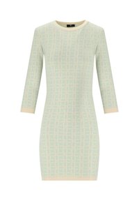 Abito di maglia azzurro chiaro con un motivo geometrico. Presenta un collo rotondo e maniche a tre quarti con un orlo in lieve contrasto color beige chiaro.