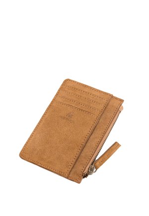 Porte-cartes en daim marron avec plusieurs emplacements pour cartes et une poche zippée sur fond blanc.