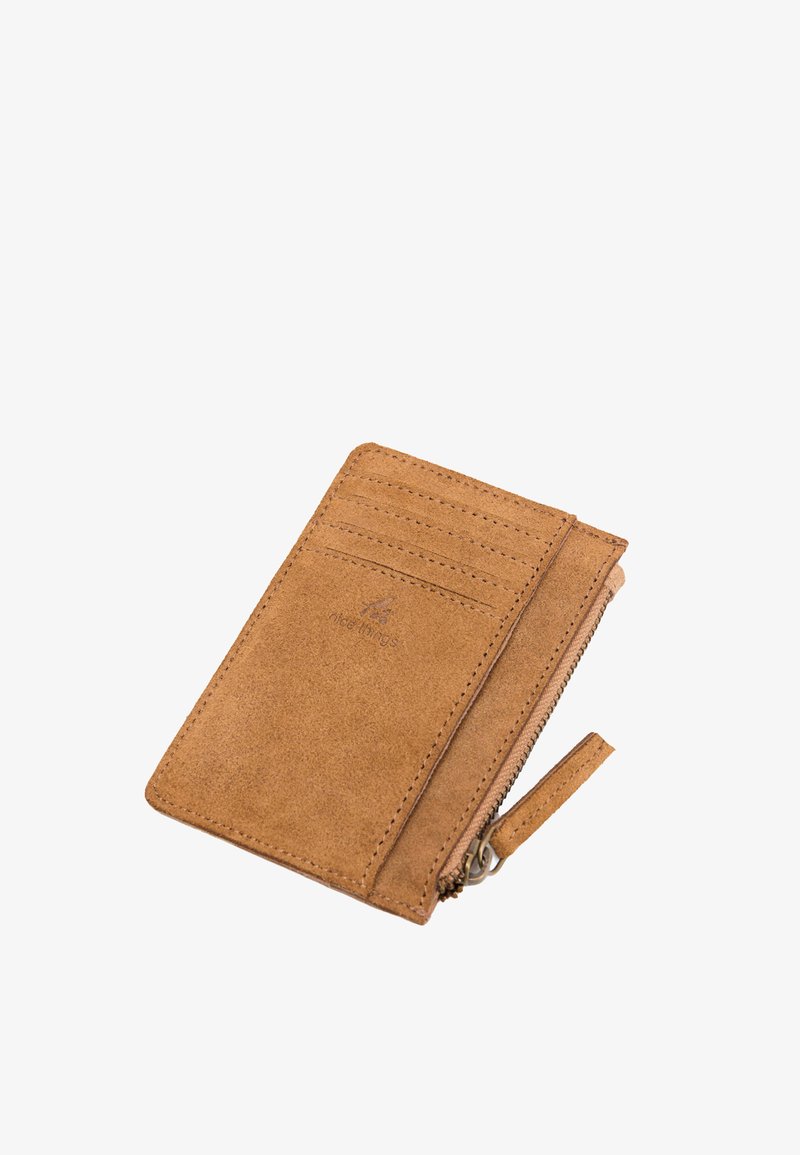 Porte-cartes en daim marron avec plusieurs emplacements pour cartes et une poche zippée sur fond blanc.