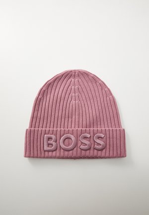 Lyserød strikket hue med ribbet tekstur og en foldet kant, hvor ordet "BOSS" er skrevet i præget skrift på forsiden.