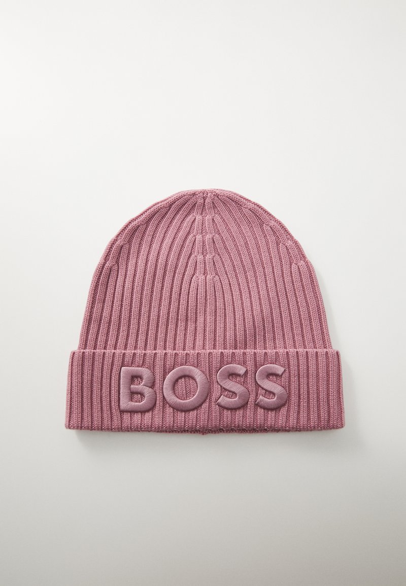 Caciula tricotată roz, cu textură în dungi și un tiv pliat, având cuvântul "BOSS" brodat în relief pe față.