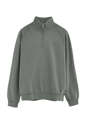 Maglione verde scuro a maniche lunghe con collo a zip a quarto, polsini e orlo a coste e un piccolo logo ricamato sul petto.