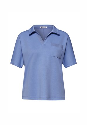 Světle modrá polokošile s krátkým rukávem, otevřeným límcem a malou kapsou na hrudi, vyrobená z měkké, hladké látky.