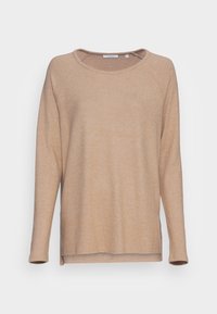 Maglione beige a maniche lunghe lavorato a maglia con scollatura a girocollo e una leggerissima texture, esposto su sfondo bianco uniforme.