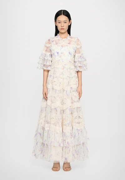 Robe longue à couches en tissu léger et transparent, ornée de motifs floraux, avec des manches volantées et un bustier structuré dans des teintes pastel douces.