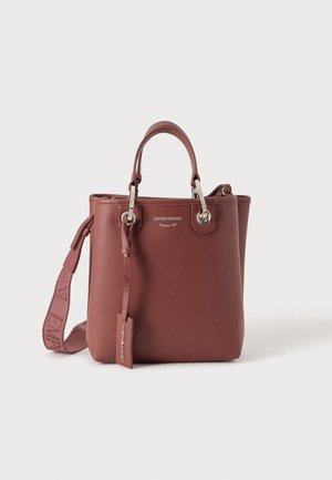 Sac à main en cuir marron avec anses supérieures, bandoulière amovible et quincaillerie argentée, marqué du texte « Emporio Armani ».