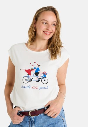 Camiseta blanca con un estampado gráfico de una bicicleta tándem azul que transporta a un hombre y una mujer, rodeados de corazones y flores. El texto debajo dice "Roule ma poule."