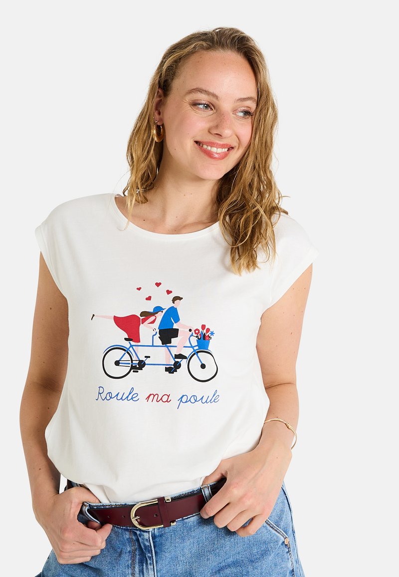 Camiseta blanca con un estampado gráfico de una bicicleta tándem azul que transporta a un hombre y una mujer, rodeados de corazones y flores. El texto debajo dice "Roule ma poule."