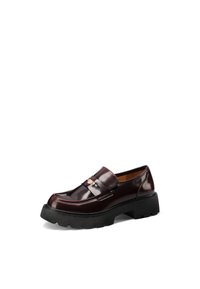 Mocassino in pelle verniciata borgogna con suola nera spessa, caratterizzato da una fascia decorativa e un accentuazione in metallo sul davanti. Texture liscia.