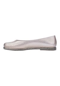 Ballet flat argento scintillante con punta arrotondata e suola nera bassa e texturizzata. Parte superiore liscia con una leggera lucentezza. Design classico.