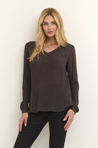 Blouse marron foncé à manches longues avec un décollet�é en V et un tissu légèrement texturé ; coupe ample avec des manches à boutons et un ourlet incurvé.