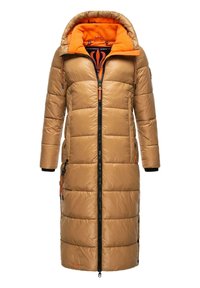 Lange pufferjas in bruin met een oranje fleece-gevoerde capuchon, voorkant met rits, ritszakken aan de zijkant en een textuurquiltontwerp.