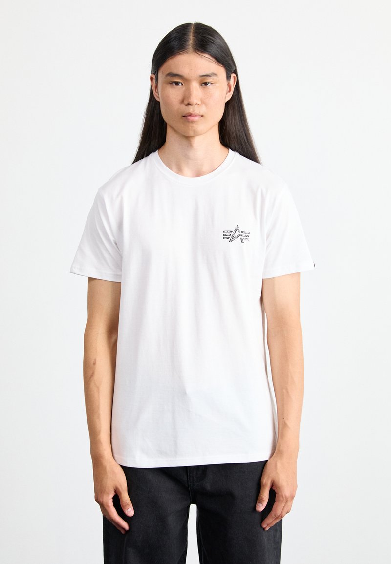 Weißes Baumwoll-T-Shirt mit Rundhalsausschnitt, versehen mit einem kleinen schwarzen Stern-Logo auf der linken Brust und kurzen Ärmeln; klassischer gerader Schnitt.