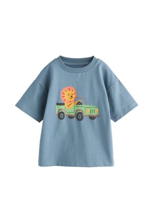 Blaues Baumwoll-T-Shirt mit kurzen Ärmeln, das einen Cartoon-Löwen zeigt, der einen grünen Jeep fährt, mit rundem Ausschnitt und legerer Passform.