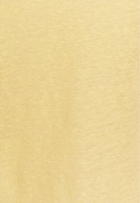 Světlě žlutá texturovaná tkanina s jemně nerovným povrchem. Materiál se zdá být lehký a hladký, ideální na volnočasové nošení.
