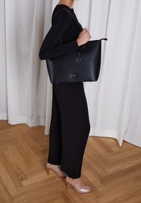 L.CREDI Tote bag - black