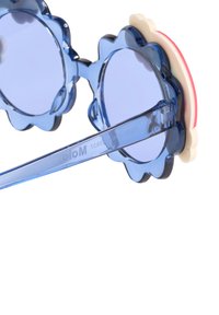 Ochelari de soare în formă de floare, colorați în albastru, cu lentile de un albastru deschis, ramă din plastic transparent și accente roz și crem pe laterale.