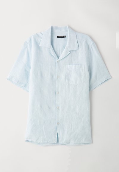 Hele sinine lühikeste varrukatega nööbitav särk, mis on valmistatud linast, sisaldab rinna piirkonnas taskut, on varustatud nurksuusega ning omab vabalt langevat lõiget ja sirget alusääret.