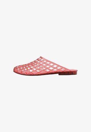 Zapato translúcido rojo tipo slip-on con patrón de rejilla abierta y suela plana, diseñado para uso informal.