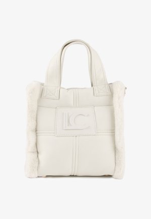 Bolso tote de cuero blanco con acentos de textura suave, forma cuadrada y asas dobles. Presenta un acabado cosido y un logotipo en relieve en la parte frontal.