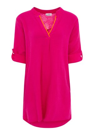 Helles pinkfarbenes Damen-Tunika mit hochgekrempelten Dreiviertelärmeln, V-Ausschnitt mit orangem Saum und legerer Passform.