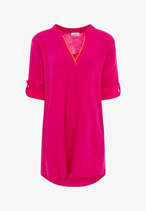 Helles pinkfarbenes Damen-Tunika mit hochgekrempelten Dreiviertelärmeln, V-Ausschnitt mit orangem Saum und legerer Passform.