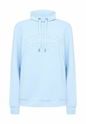 Svjetloplava majica s visokim ovratnikom, s vezicama i utisnutim tekstom "RETRO COLLEGE ATHLETIC DEPT." Mekani materijal, dugi rukavi.