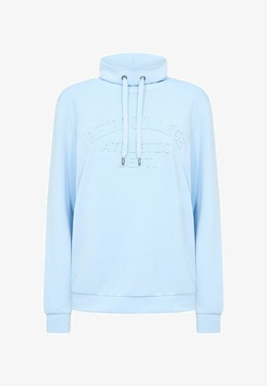 Lyseblå sweatshirt med høj krave, snore og præget tekst, der lyder "RETRO COLLEGE ATHLETIC DEPT." Blødt stof, lange ærmer.