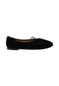 Chaussure plate en daim noir avec bout pointu et détail lacé, semelle basse et style slip-on.