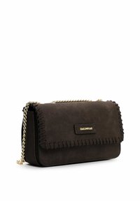 Brun suede crossover taske med kædestrop. Har syede detaljer langs kanterne og en guldlogo-plakette foran.