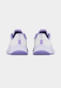 Ζευγάρι αθλητικών παπουτσιών σε λευκό και λεβαντί, εμφανιζόμενα από πίσω, με υφασμένες σόλες και θηλιές για κράτημα, σε απλό φόντο.