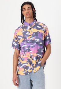 Cămașă cu mânecă scurtă, cu nasturi, în model abstract multicolor, cu nuanțe de violet, galben și gri, având o buzunară aplicată și o croială lejeră.